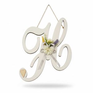 Litera H z dekoracją kwiatową